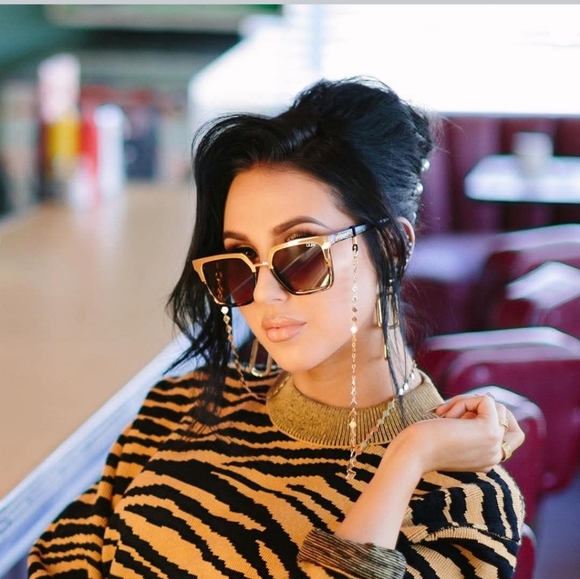 NWOT Quay X Jaclyn Hill Very Busy Sunglasses With Chain & Leopard Case - Picture 6 of 7
